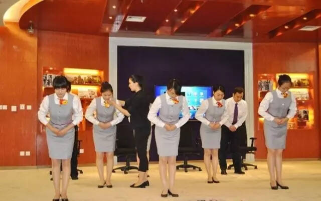 七种礼仪服务技巧助您激发顾客购买欲望